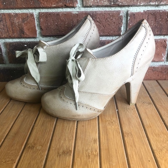 Lace-up Vintage Cutout Women’s Heeled Oxford - Picture 4 of 5